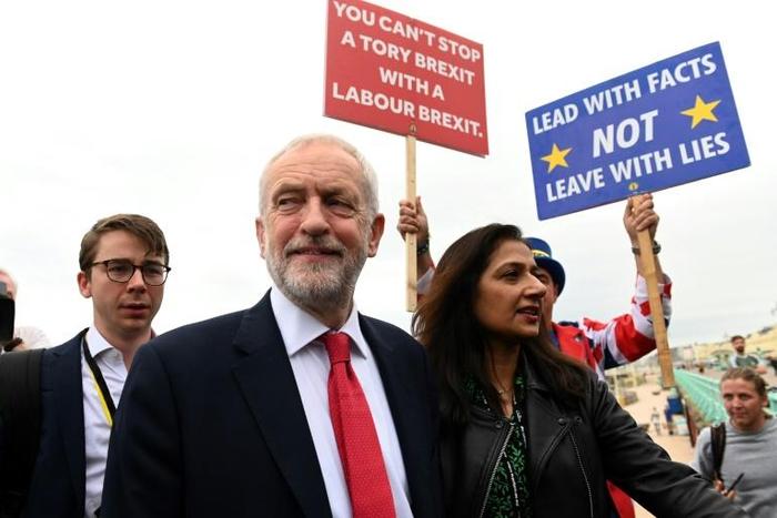 Britain's main opposition Labour Party leader Jeremy Corbyn (C)Corbyn has persevered with efforts to embrace both wings of his party by leaving the ultimate decision on Brexit to voters