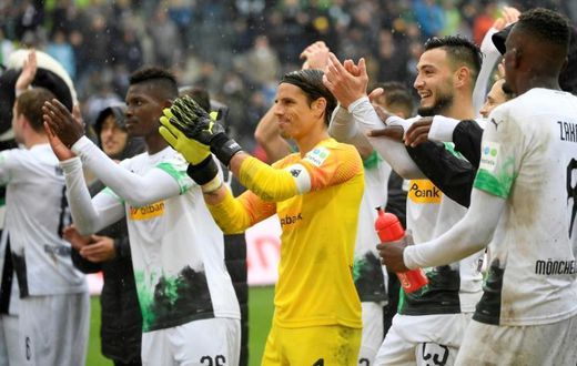 Borussia Moenchengladbach will be top over the international break after thumping Augsburg