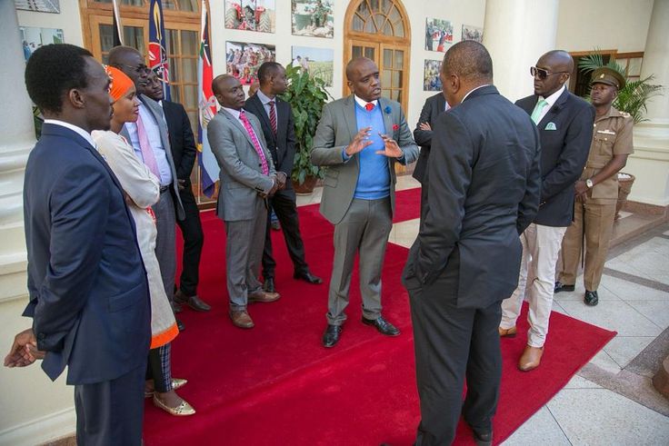 File image of Dennis Itumbi with President Uhuru Kenyatta and other dignitaries at a past event