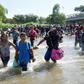 Central American migrants - mostly Hondurans, travelling on caravan to the US- cross the Suichate River, the natural border between Tecum Uman, Guatemala and Ciudad Hidalgo, Mexico, on January 20, 2020