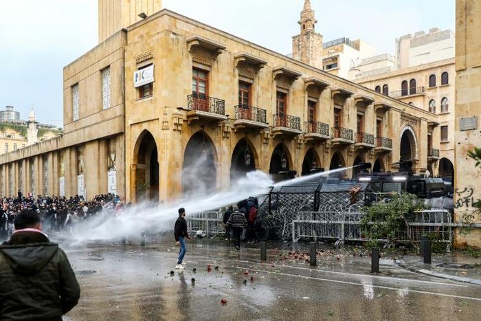 Nearly 400 people were wounded Saturday in clashes between protesers and police in Beirut in the heaviest toll since Lebanon's anti-government demonstrations broke out three months ago
