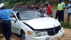 Accident almost ruins wedding as limo carrying bride crashes [Video]