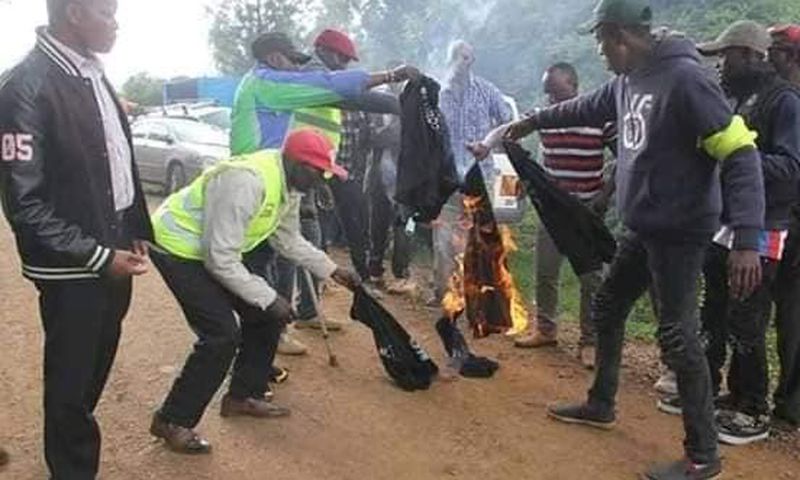 Rival camps in Jubilee trade accusations as divisions in Jubilee turn ugly with rowdy youth burning T-shirts[Video]