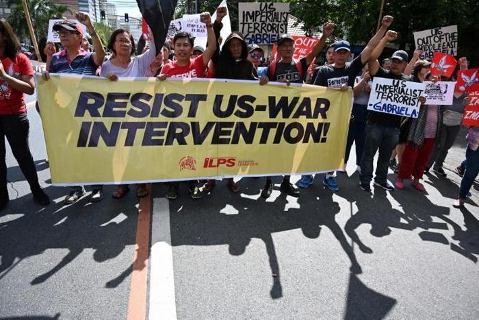 Filipinos rallied in front of the US embassy in Manila to protest against the US strike that killed Iranian commander Qasem Soleimani in Iraq. The Philippines has ordered all its citizens to evacuate from Iraq