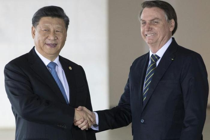 Brazil's President Jair Bolsonaro(R) and China's President Xi Jinping shake hands before the 11th BRICS Summit at the Itamaraty palace on November 14, 2019 in Brasilia, Brazil
