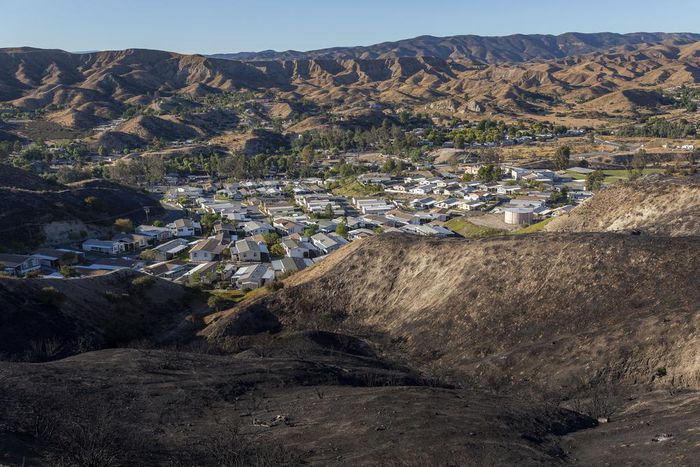 With Whipping Winds and Power Down, Californians Flee Fires