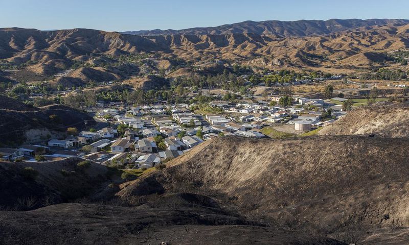 With Whipping Winds and Power Down, Californians Flee Fires