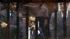 A 2015 photo shows ousted Egyptian president Hosni Mubarak in a Cairo court between his sons Gamal (L) and Alaa
