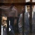 A 2015 photo shows ousted Egyptian president Hosni Mubarak in a Cairo court between his sons Gamal (L) and Alaa