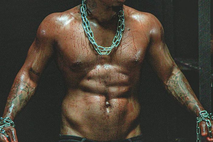 Angry lady batters Harmonize’s imposter for luring her into a relationship