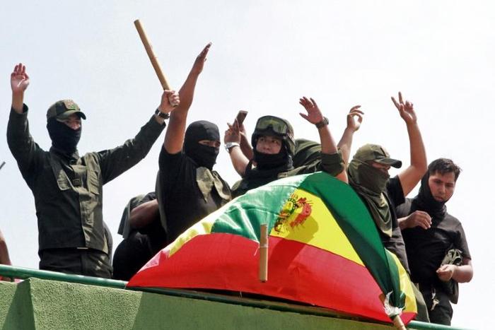 Policemen demonstrate at their headquarters in Santa Cruz, Bolivia, on November 9, 2019 after joining protests against President Evo Morales following a disputed election
