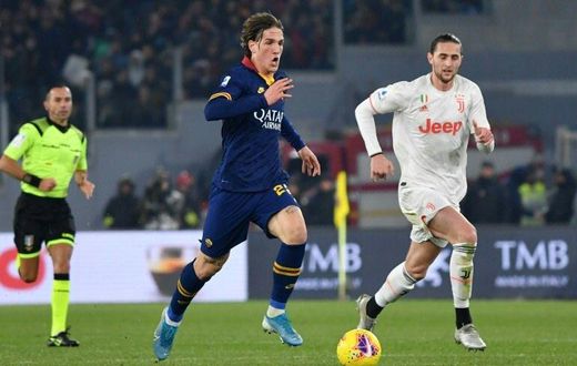 AS Roma's Italian midfielder Nicolo Zaniolo (C) looks set to miss Euro 2020.