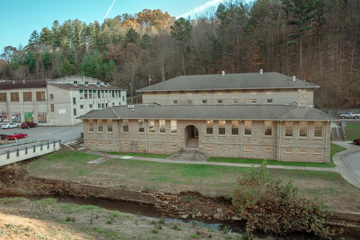 In Appalachia, Crafting a Road to Recovery With Dulcimer Strings