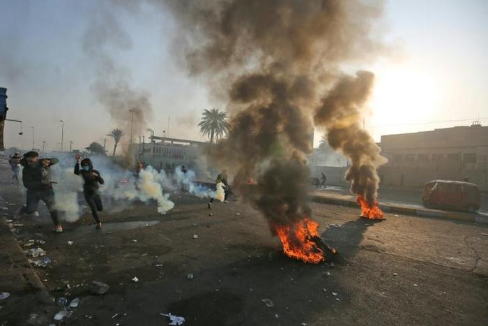 Anti-government protesters tried Monday to block central Baghdad streets with burning tyres