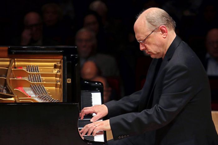 Two Pianists Offer Contrasting Paths of Exploration