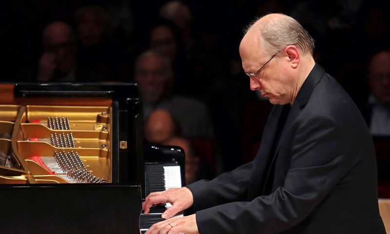 Two Pianists Offer Contrasting Paths of Exploration