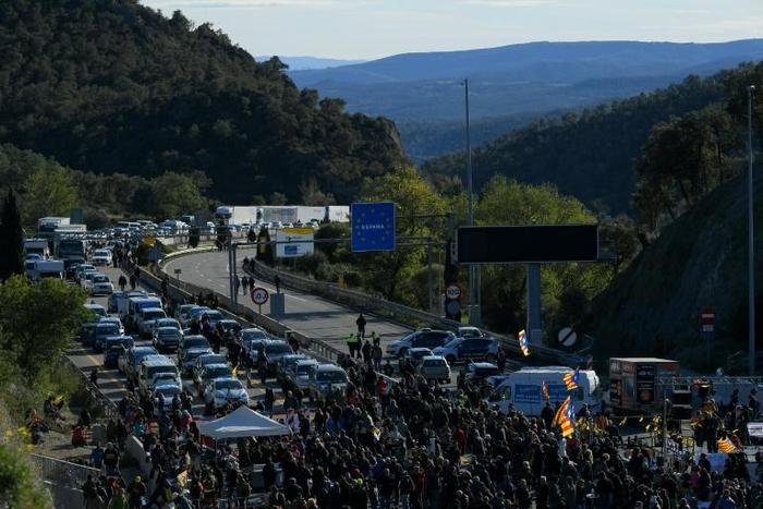 The busy cross-border motorway linking Spain and France suffered intermittent blockages for more than 48 hours