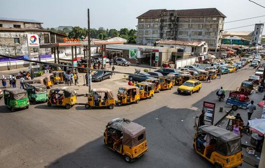 Cars and tuk-tuk taxis often need to wait for hours at fuel stations as Liberia experience petrol a shortage