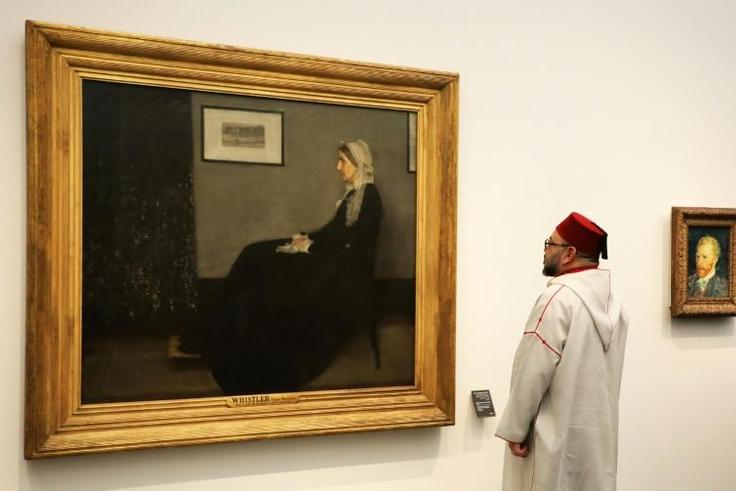 Moroccan King Mohammed VI looks at a painting titled "Whistler's Mother" by James Abbott McNeill Whistler (1871) at the November 2017 opening of Louvre Abu Dhabi Museum