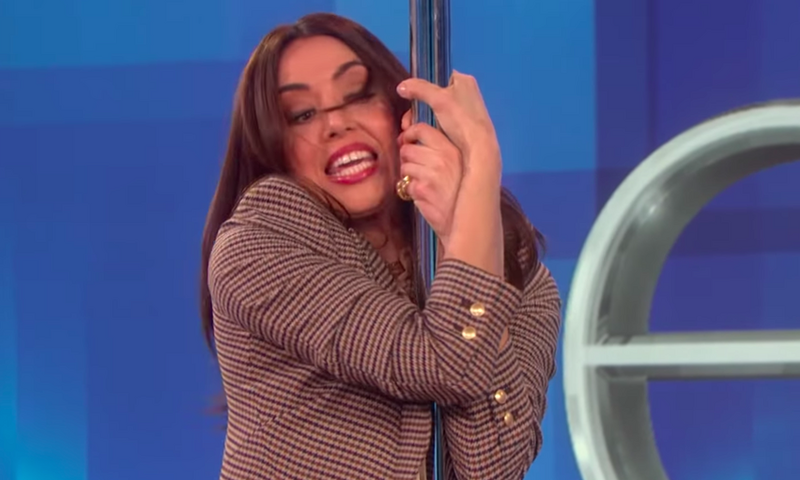 Aubrey Plaza Tries J-Lo's 'Hustlers' Pole Dance