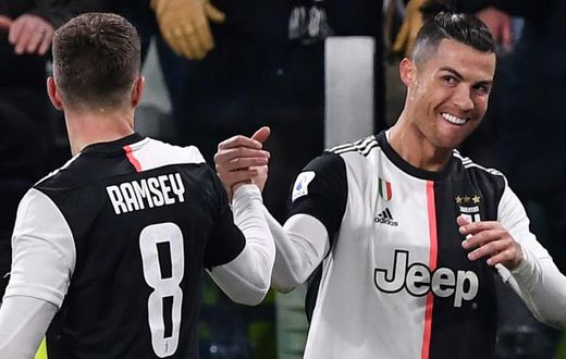Juventus forward Cristiano Ronaldo (R) has scored in seven consecutive league games