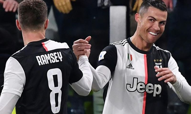 Juventus forward Cristiano Ronaldo (R) has scored in seven consecutive league games