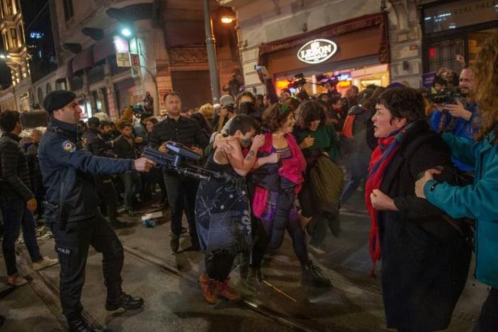 Turkish riot police broke up the march after clashes with women's rights activists in Istanbul