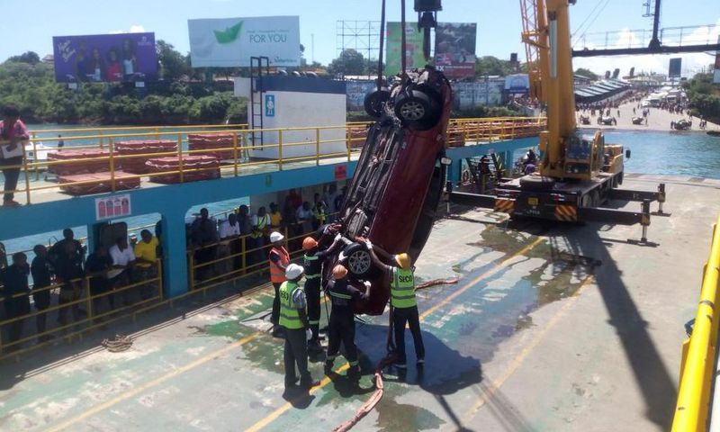 Kenya navy retrieve vehicle and body, that plunged into the Indian ocean on Saturday [Video and Photos