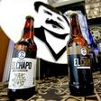 Botellas de la cerveza "El Chapo 701," una marca también de ropa y accesorios con la imagen del narcotraficante mexicano Joaquín "Chapo" Guzmán, en exibición en la 72ª edición de la feria de moda IM Intermoda México, en Guadalajara, México, el 14 de en...