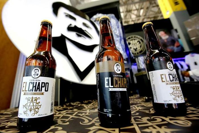 Botellas de la cerveza "El Chapo 701," una marca también de ropa y accesorios con la imagen del narcotraficante mexicano Joaquín "Chapo" Guzmán, en exibición en la 72ª edición de la feria de moda IM Intermoda México, en Guadalajara, México, el 14 de en...