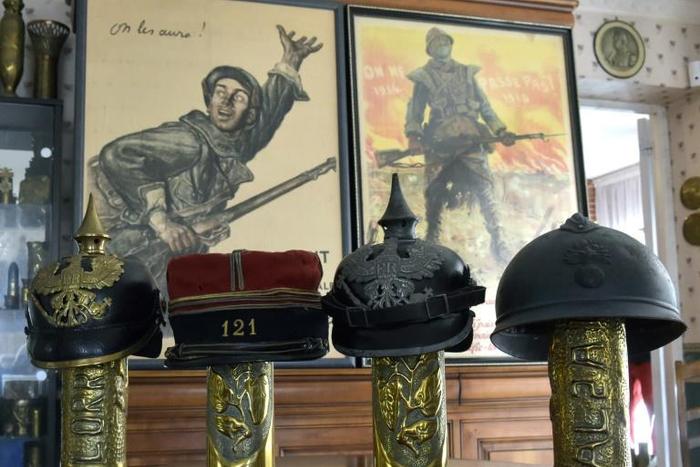 A new study found that the French 'Adrian' helmet (R) used in World War I provided better protection from overhead blasts than a modern US model