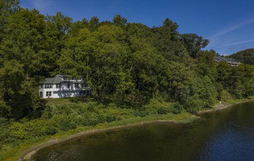 A Cabin With a Literary Pedigree