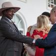Israeli Prime Minister Benjamin Netanyahu (R) being welcomed by Ugandan President Yoweri Museveni