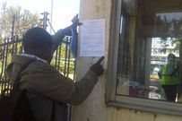 Lawyer Okiya Omtatah pinning a court summons outside CA premises. Chief Justice David Maraga's Judiciary team to start sending sermons via SMS and WhatsApp messages