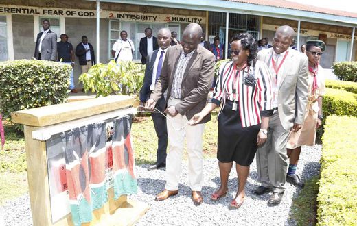 DP Ruto at St Bhakita Kiburia Girls’ Secondary School, Gichugu, Kirinyaga County on Friday shortly after leaving a fund raiser in Nyeri.