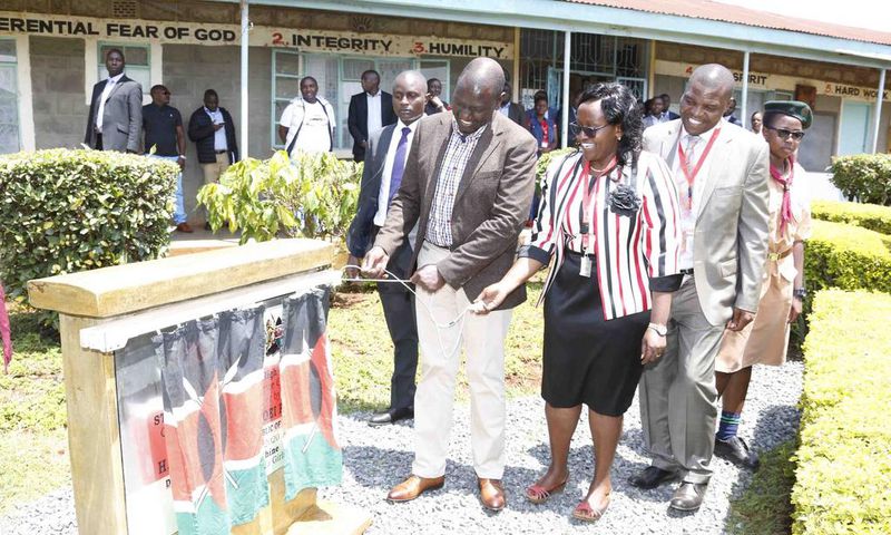 DP Ruto at St Bhakita Kiburia Girls’ Secondary School, Gichugu, Kirinyaga County on Friday shortly after leaving a fund raiser in Nyeri.