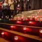 Un homme prie sur les marches de la cathédrale orthodoxe de Timisoara à l'occasion d'une marche au flambeau commémorant le début du soulèvement contre le régime du dictateur roumain Nicolae Ceausescu, il y a trente ans, à Timisoara (ouest), berceau de ...
