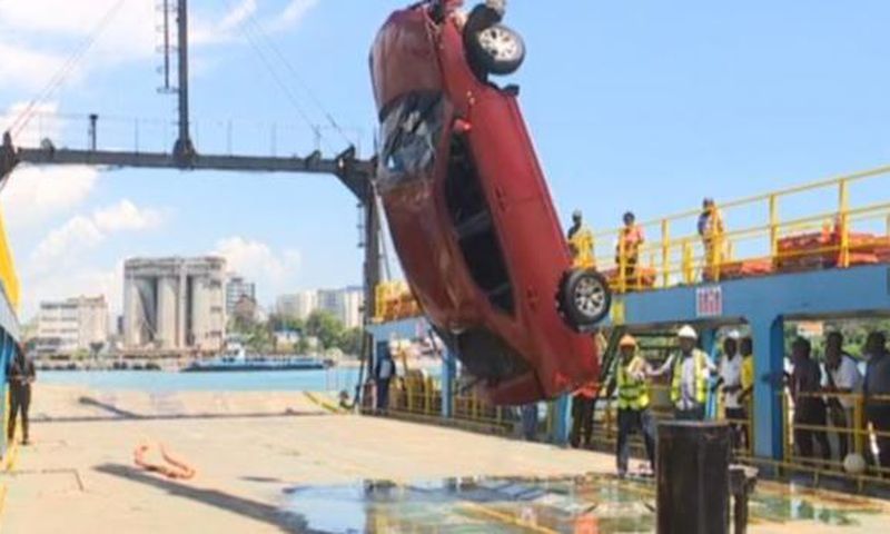 Kenya Navy retrieving the car that plunged into the Indian Ocean on Saturday