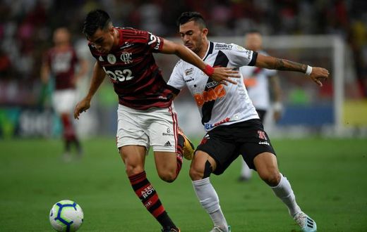 Reinier (L) in action for Flamengo in a Brazilian league game against Rio de Janeiro rivals Vasco da Gama in November