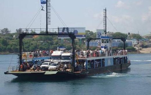Police retrieve dead body that floated to the shore at the Likoni crossing in Mombasa