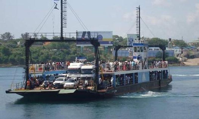 Police retrieve dead body that floated to the shore at the Likoni crossing in Mombasa