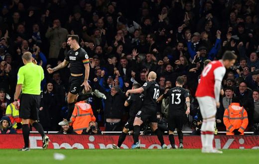 Brighton players celebrate Neal Maupay's winner against Arsenal