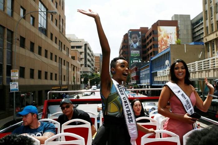 Miss Universe, Zozibini Tunzi (L) waved to crowds who came out to greet her and celebrate her victory