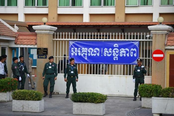 Police officers surrounded Phnom Penh Court on Wednesday as Cambodian opposition leader Kem Sokha arrived for his treason trial