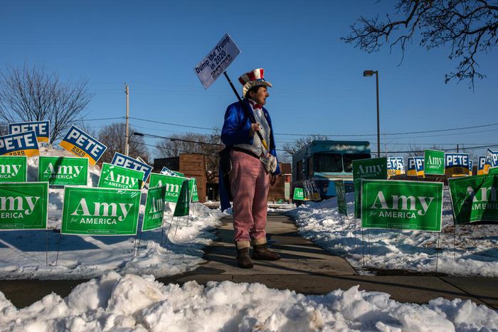Democrats, With New Rifts Exposed, Debate Against Volatile Political Backdrop