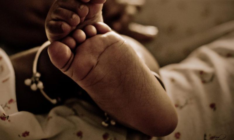 Teenage girls strangles her 3-weeks-old baby