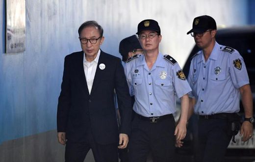 Former South Korean president Lee Myung-bak arriving at court to attend his original trial in 2018
