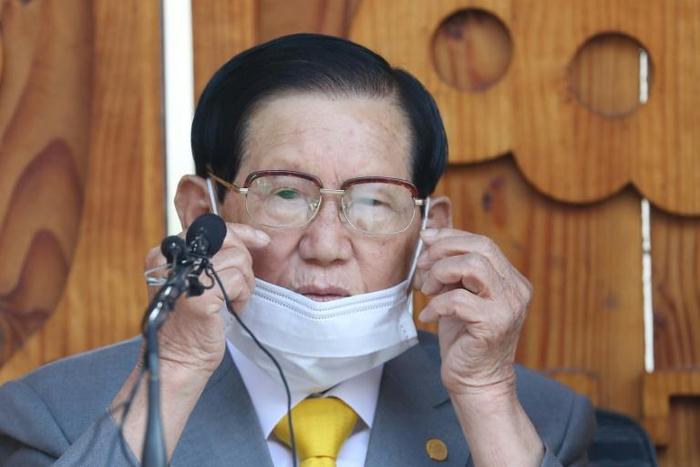 Seoul city authorities have filed a murder complaint against Shincheonji leader Lee Man-hee for failing to cooperate in containing the epidemic