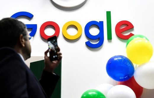 Google is said to be considering licensing deals with news media groups, which would be a shift in strategy for the internet giant