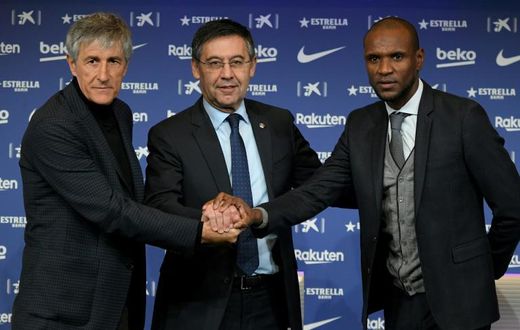 Barcelona's new coach Quique Setien (left) poses with club president Josep Maria Bartomeu (centre) and sporting director Eric Abidal (right) during his official presentation on Tuesday.